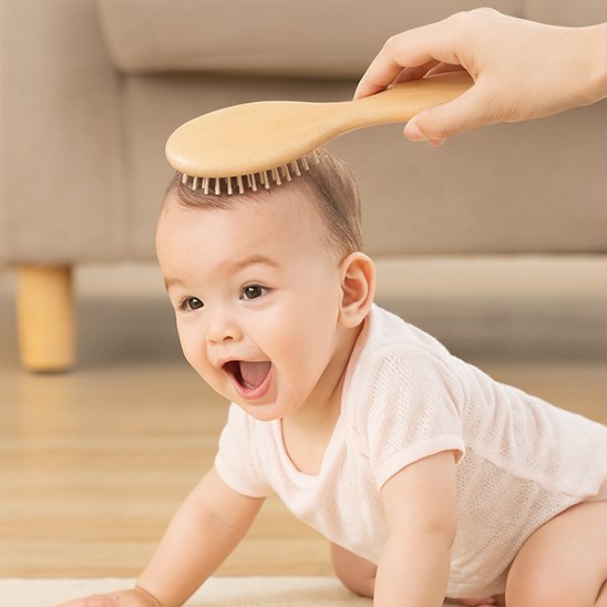 Brosse cheveux bebe bébé souriant entrain de se faire brosser les cheveux