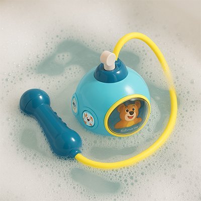 Jouet baignoire bebe flotte Ă la surface de l'eau