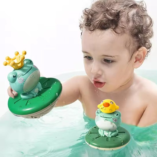 Jouet bain bébé heureux avec ses jouets