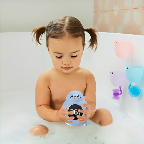 Thermometre bain bebe enfant jouant avec le thermomĂštre