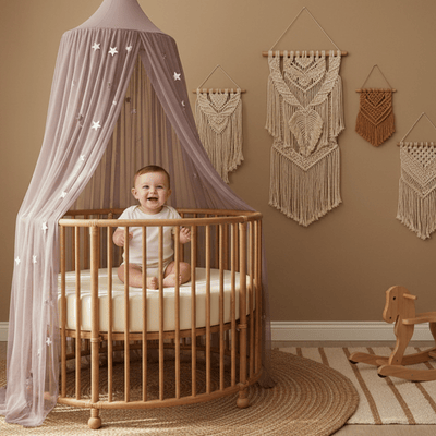 Ciel de lit bébé assis dans son berceau