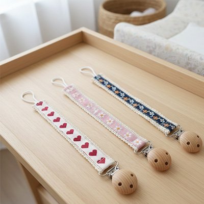 Attache tetine trois attache tétine sur une table