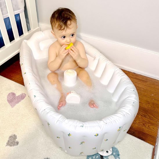 Baignoire bébé bien soutenu dans son bain