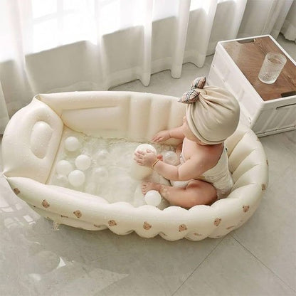 Baignoire bébé jouant dans son bain