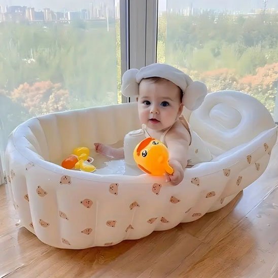 Baignoire bébé tranquille dans son bain