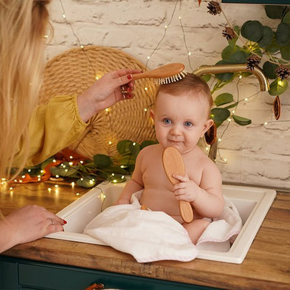 Brosse cheveux bebe bébé assis en attente de se faire brosser les cheveux