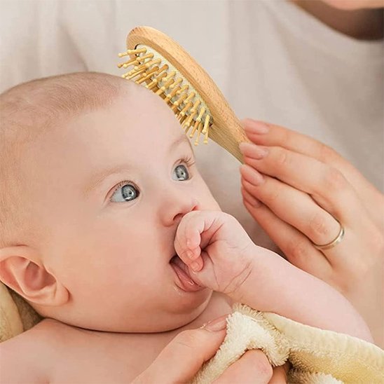 Brosse cheveux bebe bébé est émerveiller par sa brosse à cheveux