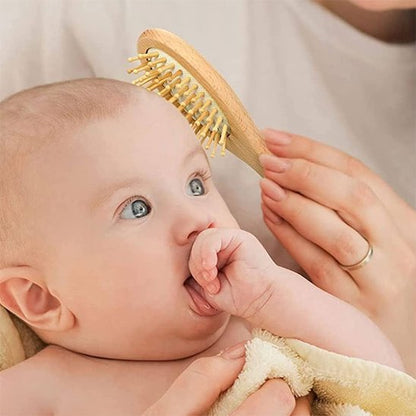 Brosse cheveux bebe bébé est émerveiller par sa brosse à cheveux