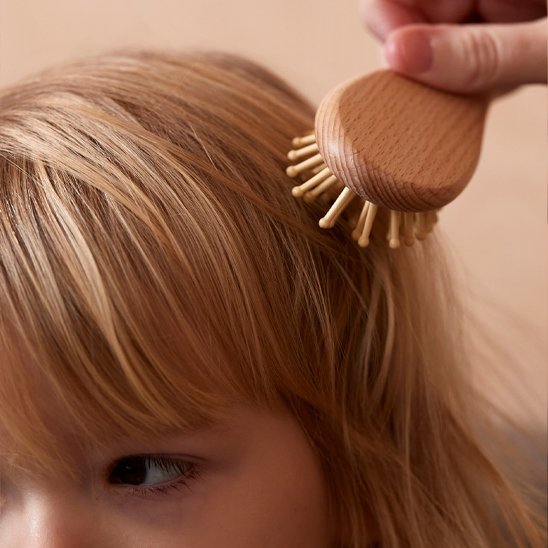 Brosse cheveux bebe un enfant qui se fait brosser les cheveux