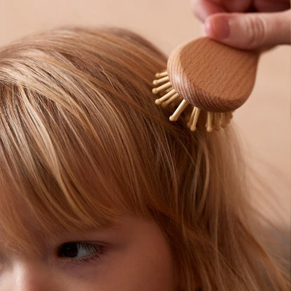 Brosse cheveux bebe un enfant qui se fait brosser les cheveux