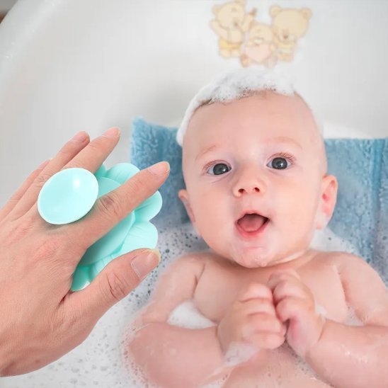 Brosse cheveux pour bebe bébé attend de se faire brosser les cheveux