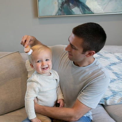 Brosse cheveux pour bebe bébé avec papa entrain de se faire brosser les cheveux
