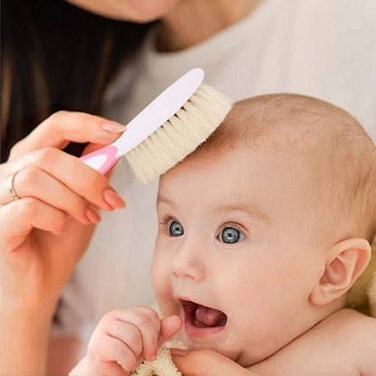 Brosse cheveux pour bebe bébé content de se faire brosser les cheveux