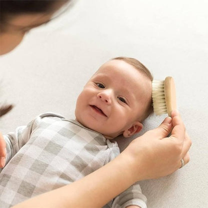 Brosse cheveux pour bebe bébé content de se faire brosser les cheveux