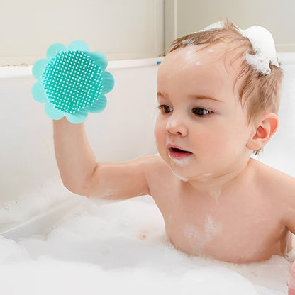 Brosse cheveux pour bebe bébé dans le bain avec sa brosse à cheveux