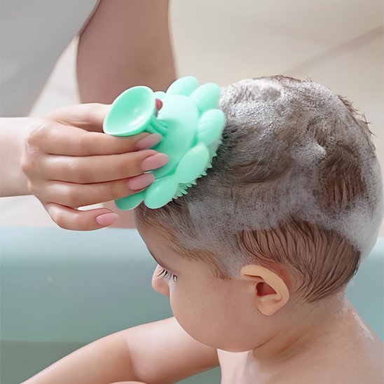 Brosse cheveux pour bebe bébé entrain de se faire brosser les cheveux dans le bain