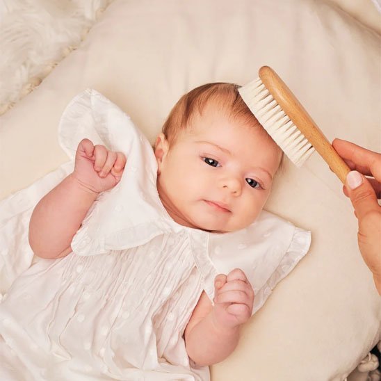 Brosse cheveux pour bebe bébé naissant qui se fait brosser les cheveux