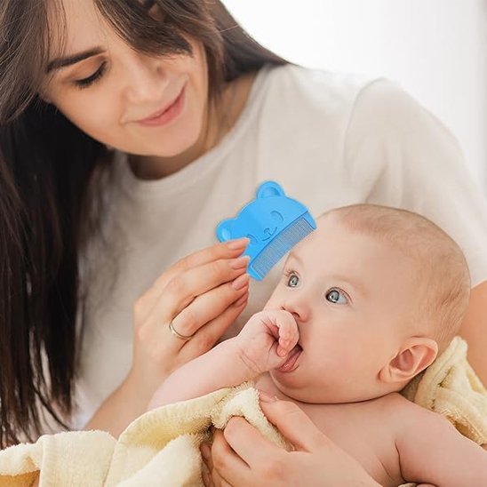 Brosse cheveux pour bebe bébé qui se fait brosser les cheveux assis sur maman