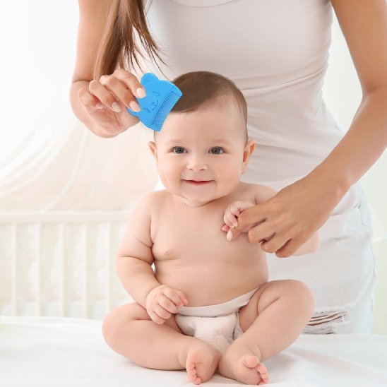 Brosse cheveux pour bebe bébé qui se fait brosser les cheveux assis