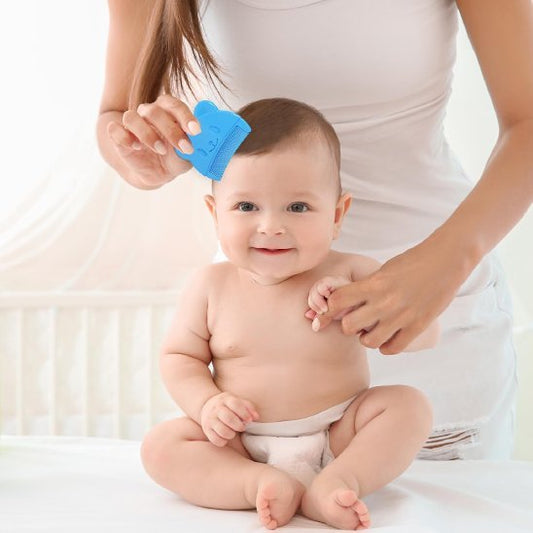 Brosse cheveux pour bebe bébé qui se fait brosser les cheveux assis