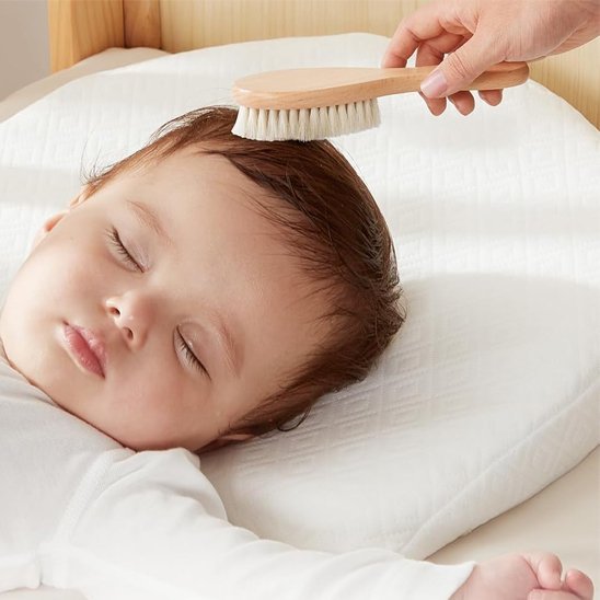 Brosse cheveux pour bebe bébé se fait brosser les cheveux pendant son sommeil
