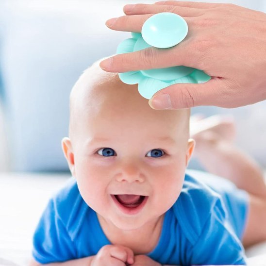 Brosse cheveux pour bebe bébé souriant entrain de se faire brosser les cheveux