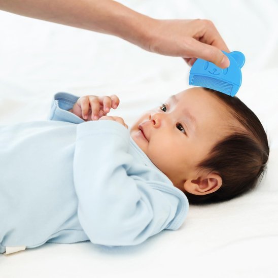 Brosse cheveux pour bebe bébé sur le dos qui se fait brosser les cheveux