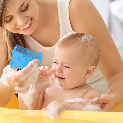 Brosse cheveux pour bebe maman entrain de montrer la brosse à son bébé