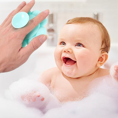 Brosse cheveux pour bebe maman montrant la brosse à cheveux à son bébé