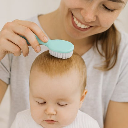 Brosse cheveux pour bebe maman qui brosse les cheveux de bébé