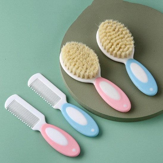 Brosse cheveux pour bebe montre les couleurs disponible bleu et rose