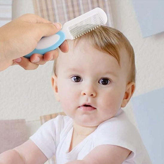 Brosse cheveux pour bebe un bébé qui se fait brosser les cheveux