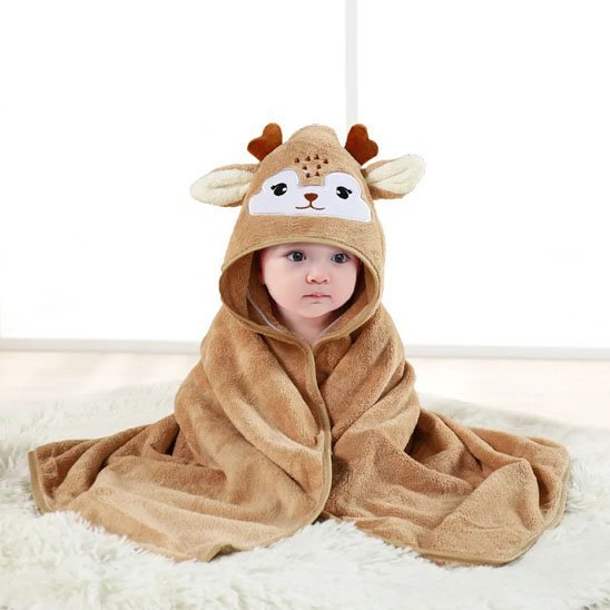 Cape de bain bébé bébé assis avec une cape de bain beige