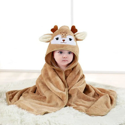 Cape de bain bébé bébé assis avec une cape de bain beige