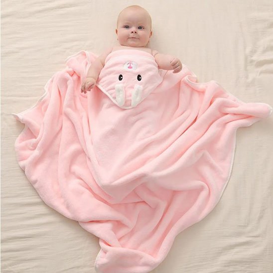 Cape de bain bébé bébé coucher sur le dos avec sa cape de bain