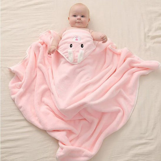 Cape de bain bébé bébé coucher sur le dos avec sa cape de bain