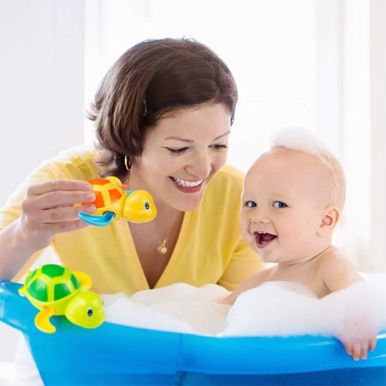 Jouet baignoire bebe enfant joyeux dans le bain