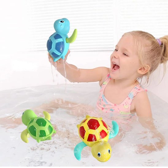 Jouet baignoire bebe bébé heureux dans son bain