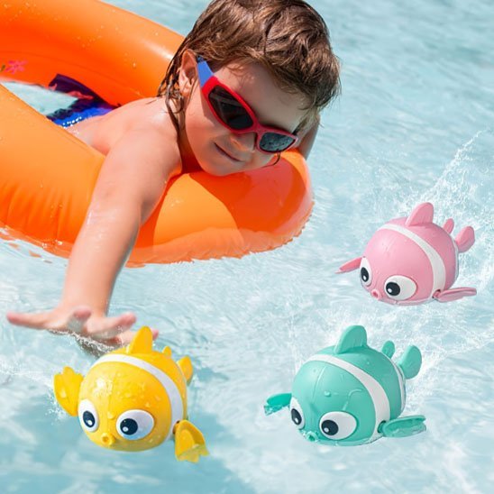 Jouet baignoire bebe dans la piscine