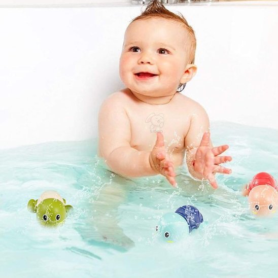 Jouet de bain bébé joyeux dans son bain