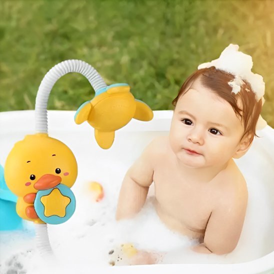 Jouet de bain captive l'attention de bébé