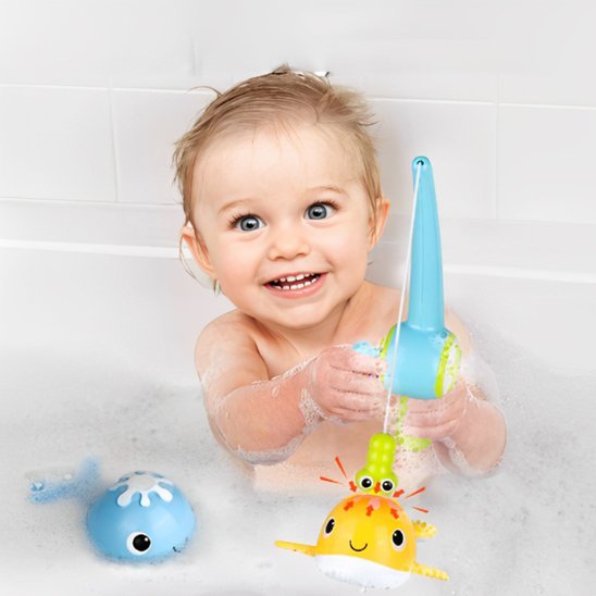 Jouet de bain bébé qui sourit dans le bain