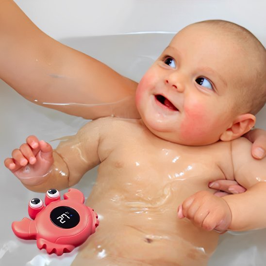 Thermomètre bain bébé bébé dans le bain avec son thermomètre