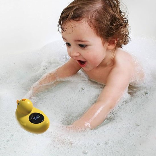 Thermomètre bain bébé bébé dans les bain avec le thermomètre