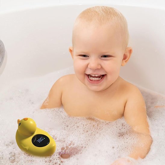 Thermomètre bain bébé bébé souriant dans son bain