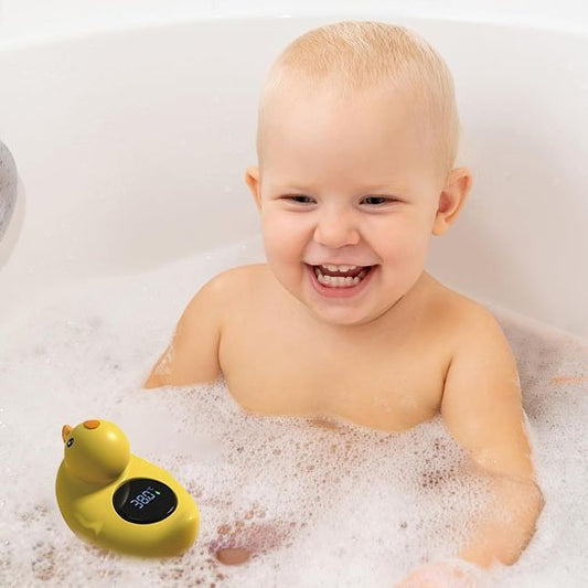 Thermomètre bain bébé bébé souriant dans son bain