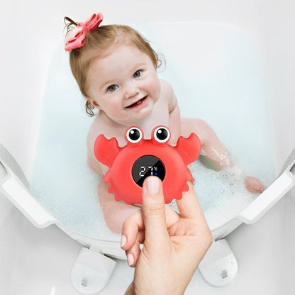 Thermomètre bain bébé bébé souriant en voyant le thermomètre 