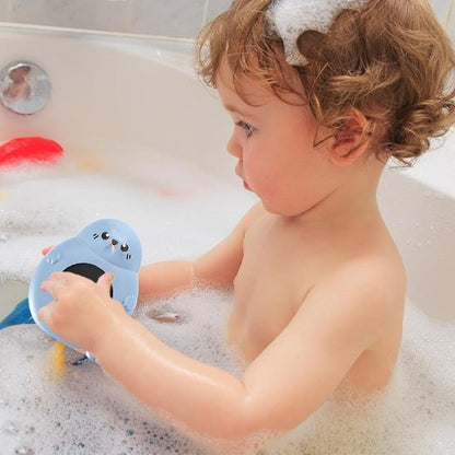 Thermometre bain bebe enfant tenant le thermomètre pendant qu'il prend son bain