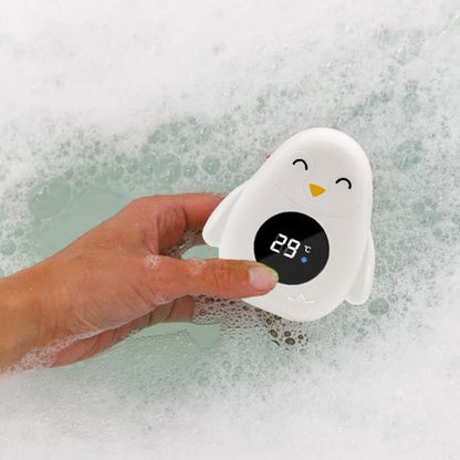 Thermomètre bain bébé le thermomètre est tenu au dessus de l'eau